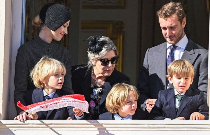 La princesa Carolina, feliz abuela con sus siete nietos en el balcón del palacio principesco