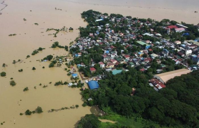 Miles de casas inundadas por inundaciones relacionadas con el tifón Man-yi