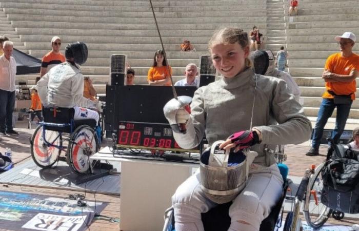 La campeona de esgrima en silla de ruedas Enora Tarju en la tarde de descubrimiento de los deportes para discapacitados