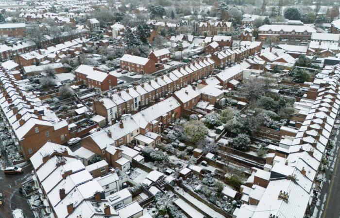 Las escuelas cierran y los británicos luchan contra capas de nieve mientras las temperaturas caen a -8 ° C y caen otras 8 pulgadas, lo que provoca una matanza en los viajes