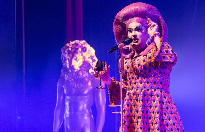 Estreno de Mona de Grenoble: la drag queen se suelta