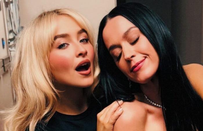 Sabrina Carpenter y Katy Perry gemelas con minifaldas azules a juego