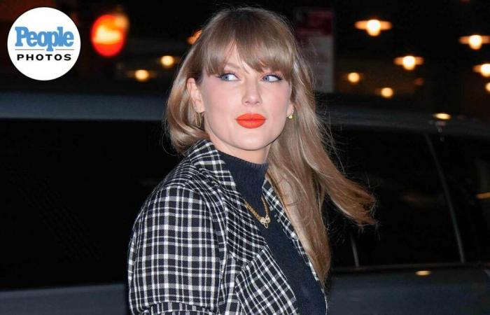 Taylor Swift luce una minifalda a cuadros y un toque en su labio característico para la noche de niñas en Nueva York