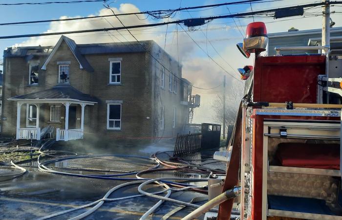 Un edificio de apartamentos arrasado por las llamas en Nicolet