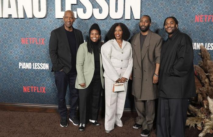 Denzel y su familia en el estreno de Piano Lesson