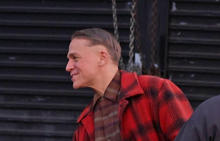 Primer vistazo a Charlie Hunnam como Ed Gein en la tercera temporada de ‘Monster’ mientras Vicky Krieps se une al elenco