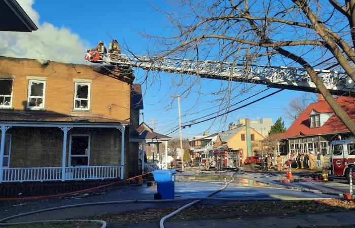 Un incendio arrasa un edificio de apartamentos en Nicolet