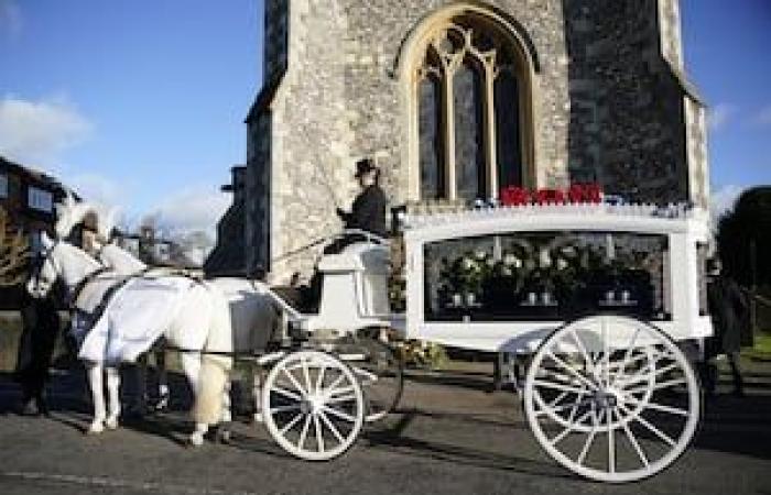 La multitud guarda silencio cuando el ataúd de Liam Payne llega a la iglesia donde se lleva a cabo el funeral.