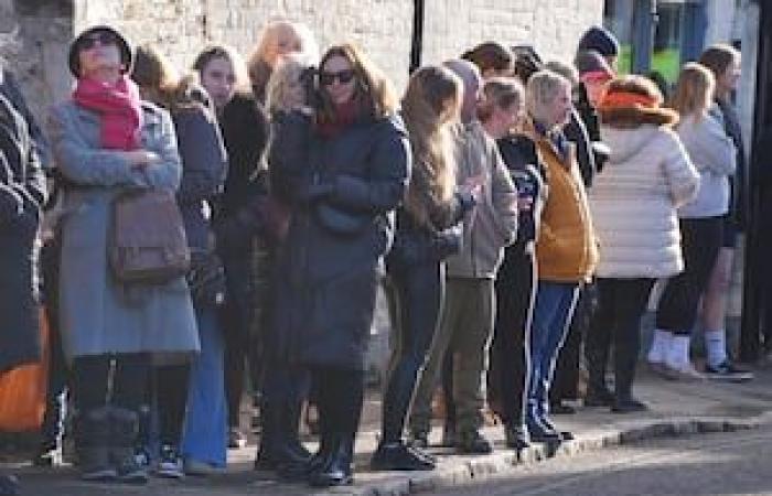 La multitud guarda silencio cuando el ataúd de Liam Payne llega a la iglesia donde se lleva a cabo el funeral.