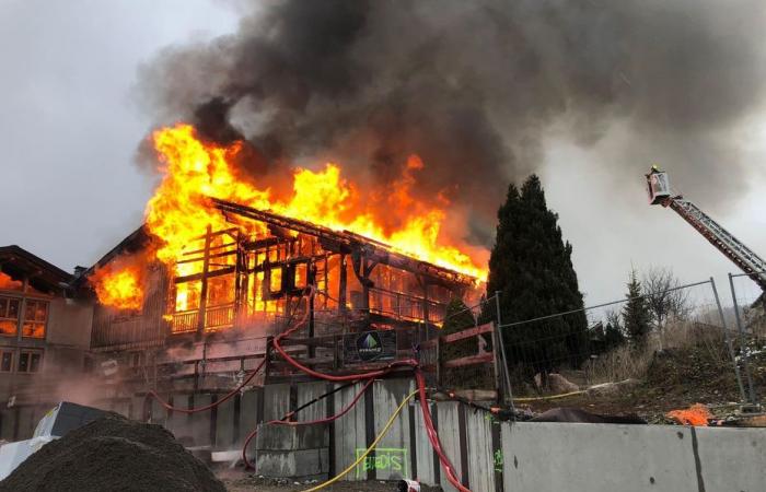 Un gran incendio en un chalet en la localidad de Les Gets: los bomberos resultaron heridos