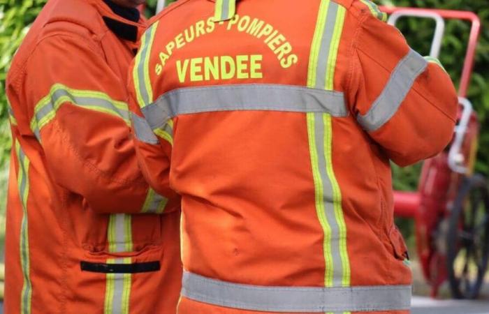 Una casa destruida por las llamas en Vendée, los bomberos impiden que el fuego se propague