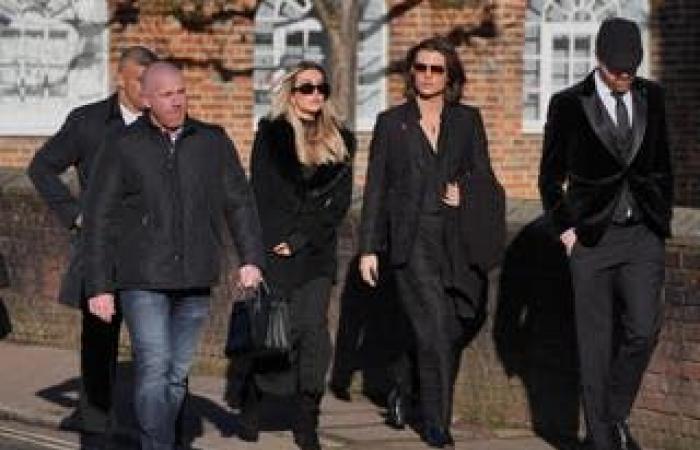 El último funeral de Liam Payne: los compañeros de banda de la estrella de One Direction y su novia, Kate Cassidy, fotografiados afuera de la iglesia