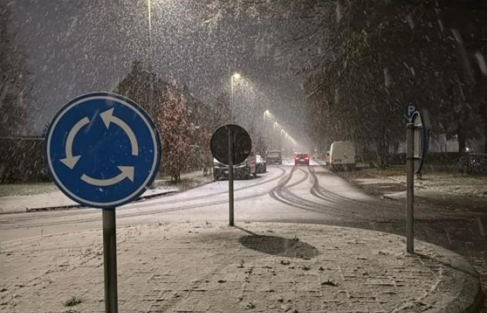 La primera imagen invernal trae nieve y carreteras resbaladizas: código amarillo por condiciones resbaladizas hasta las 9 a.m.