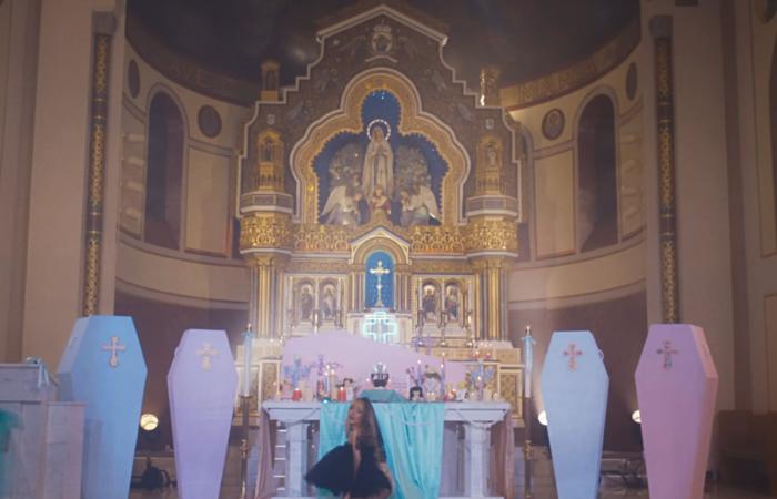 El espeluznante video de la iglesia de Sabrina Carpenter mete al sacerdote en problemas