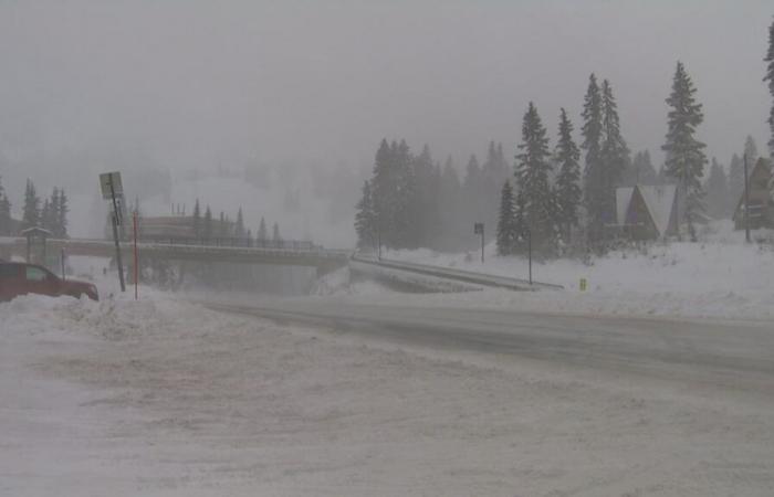 Los vientos aumentan en Stevens Pass en medio de una rara advertencia de tormenta de nieve por cascadas