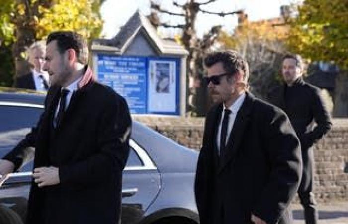 El último funeral de Liam Payne: los compañeros de banda de la estrella de One Direction y su novia, Kate Cassidy, fotografiados afuera de la iglesia