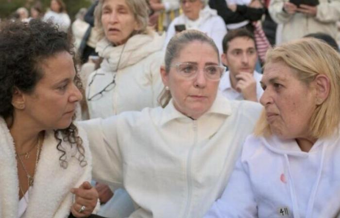 Manifestación silenciosa frente a la residencia presidencial: Michal Herzog se une a las madres de los rehenes