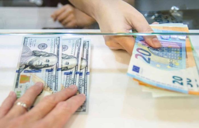 el euro se dispara y el dólar bate un nuevo récord, alcanzó el listón de los 240 dinares