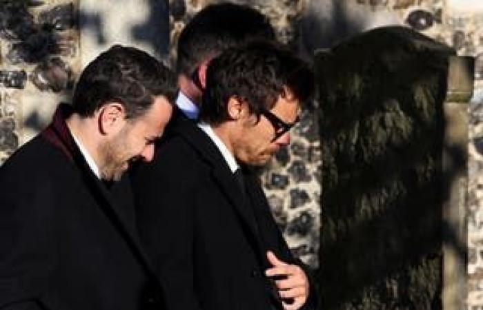 El último funeral de Liam Payne: los compañeros de banda de la estrella de One Direction y su novia, Kate Cassidy, fotografiados afuera de la iglesia