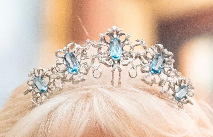 La reina Camilla usa la muy rara tiara de aguamarina de la reina Isabel II para honrar al cuerpo diplomático