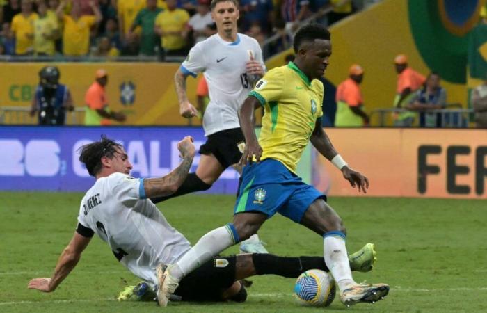 Vinicius recibe un certificado sobre sus raíces camerunesas antes del partido contra Uruguay