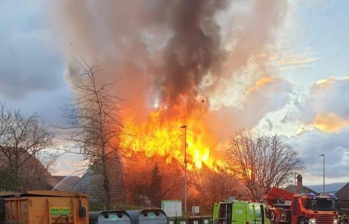 Incendio en la pequeña granja de John Kallnach: el edificio está en llamas