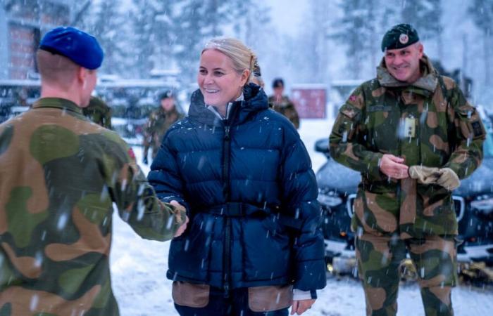 La princesa heredera Mette-Marit se reúne con su hija Ingrid Alexandra en el ejército