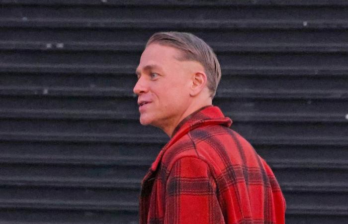 Primer vistazo a Charlie Hunnam como Ed Gein en la tercera temporada de ‘Monster’ mientras Vicky Krieps se une al elenco