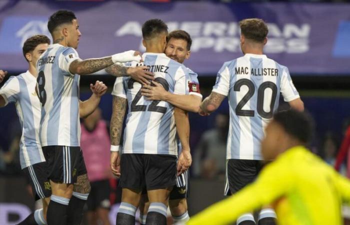 Argentina gana con una genialidad de Messi que pone a Lautaro a la altura de Maradona