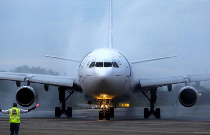 Un “olor extraño”: los servicios de emergencia examinan un avión en el aeropuerto de Schiphol, Países Bajos