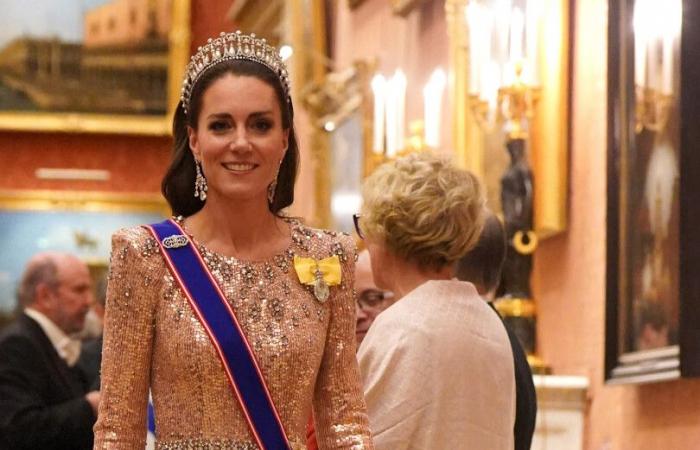 La reina Camila, resplandeciente en la gala del cuerpo diplomático con Carlos III y el príncipe Guillermo