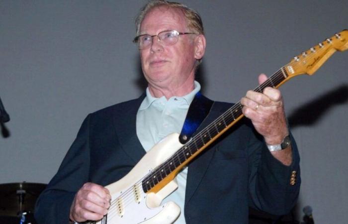 “Le puse un paquete de cigarrillos aplastado debajo para acercarlo a las cuerdas… Ayudó a darle a la guitarra un sonido misterioso”: muere Vic Flick, el guitarrista que interpretó el icónico riff de James Bond, a los 87 años