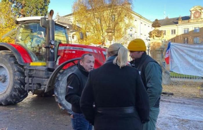 Diez tractores en el “puente que conduce a la nada” en Warcq