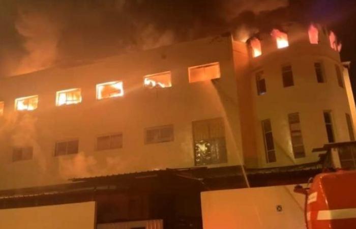 Continúan los esfuerzos para extinguir un gran incendio en una fábrica de ropa en Tánger