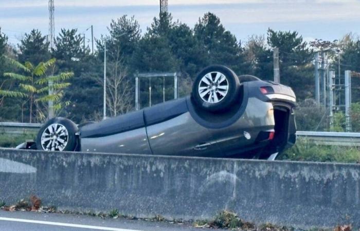 Cuatro heridos y un coche sobre el tejado tras un accidente en Angers