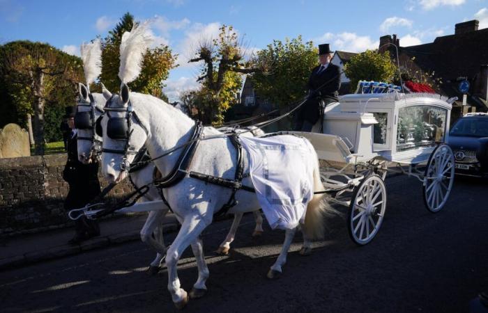 La multitud guarda silencio cuando el ataúd de Liam Payne llega a la iglesia donde se lleva a cabo el funeral.