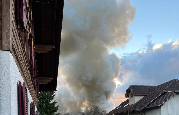 Incendio en la pequeña granja de John Kallnach: el edificio está en llamas