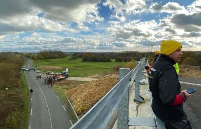 Diez tractores en el “puente que conduce a la nada” en Warcq