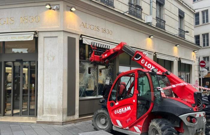 León. Una joyería atacada con una máquina de construcción en el centro, lo que sabemos