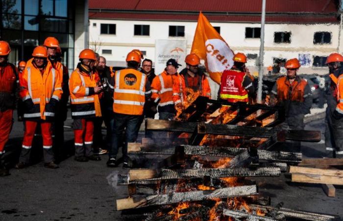 Los empleados de ArcelorMittal en Reims expresan su enojo tras el anuncio del cierre de la planta