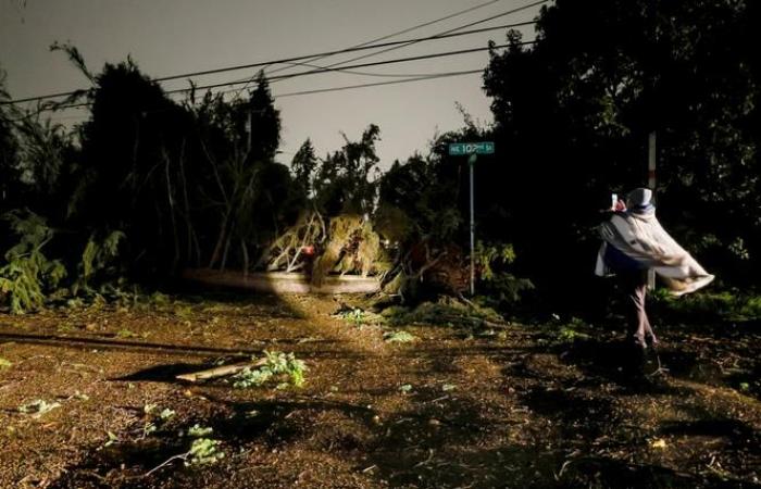 Un ‘ciclón bomba’ deja sin electricidad a más de 600.000 hogares en el noroeste de EE. UU. y mata al menos a uno