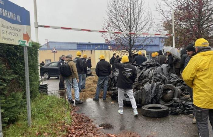 En las Landas, los agricultores bloquean una plataforma logística de E.Leclerc