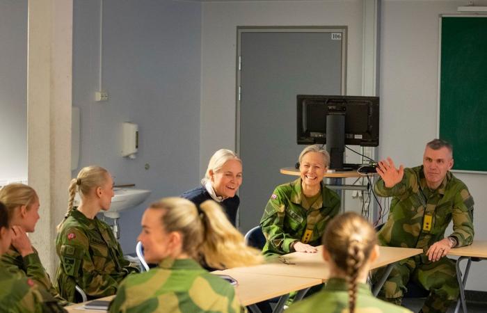 La princesa heredera Mette-Marit se reúne con su hija Ingrid Alexandra en el ejército