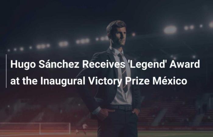 Hugo Sánchez recibe el premio “Leyenda” durante la primera edición del Premio México Victoria