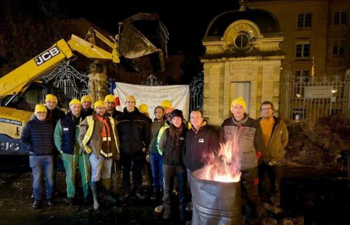 Diez tractores en el “puente que conduce a la nada” en Warcq