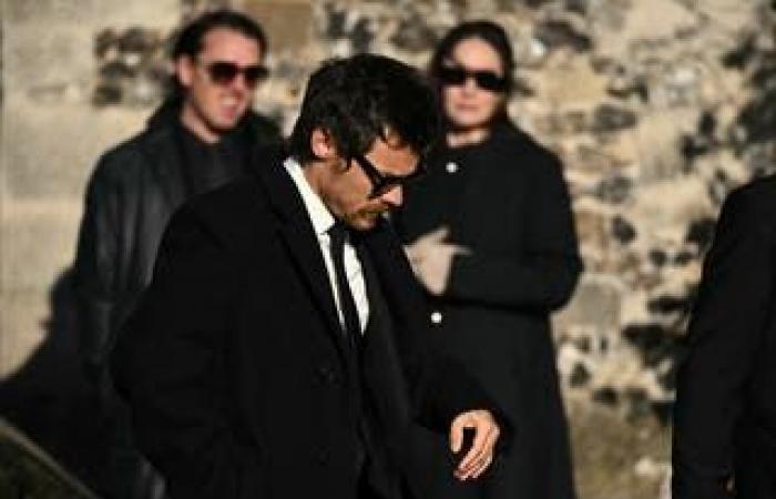 El último funeral de Liam Payne: los compañeros de banda de la estrella de One Direction y su novia, Kate Cassidy, fotografiados afuera de la iglesia