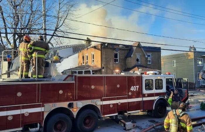 Un edificio de apartamentos arrasado por las llamas en Nicolet