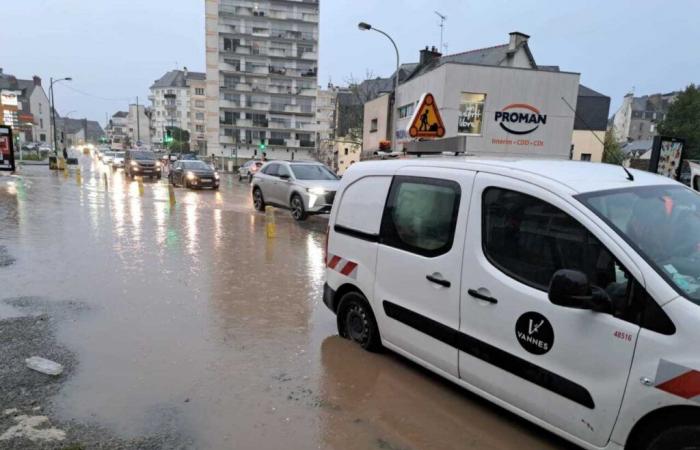 con fuertes lluvias, el agua se desborda e inunda las calles