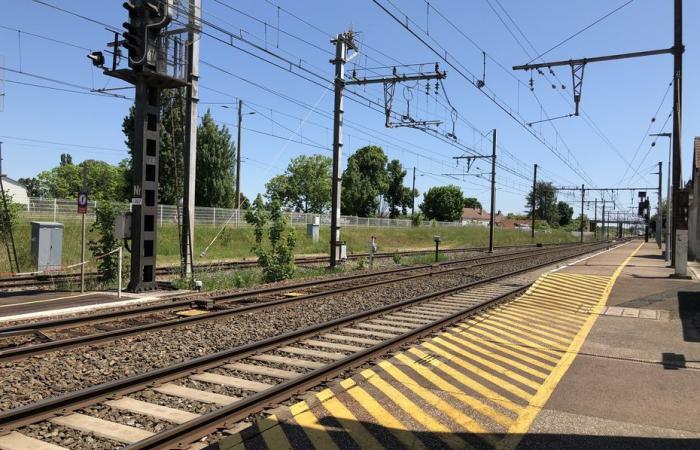 Un coche suspendido en el aire amenaza con caer a las vías del tren, se interrumpe el tráfico del TGV