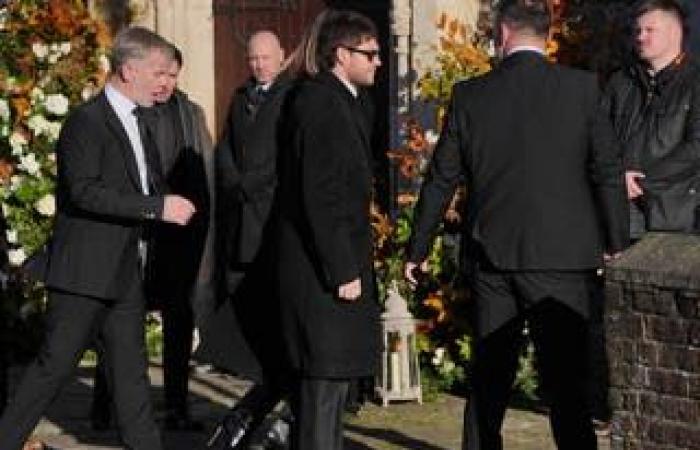 El último funeral de Liam Payne: los compañeros de banda de la estrella de One Direction y su novia, Kate Cassidy, fotografiados afuera de la iglesia